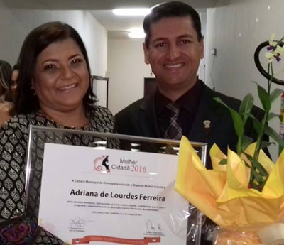 Advogada e militante tucana dá “NOTA 0 (ZERO) PARA OS PROFESSORES DA REDE PÚBLICA MUNICIPAL DE DIVINOPOLIS/MG” Adriana Ferreira sendo homenageada por um vereador tucano